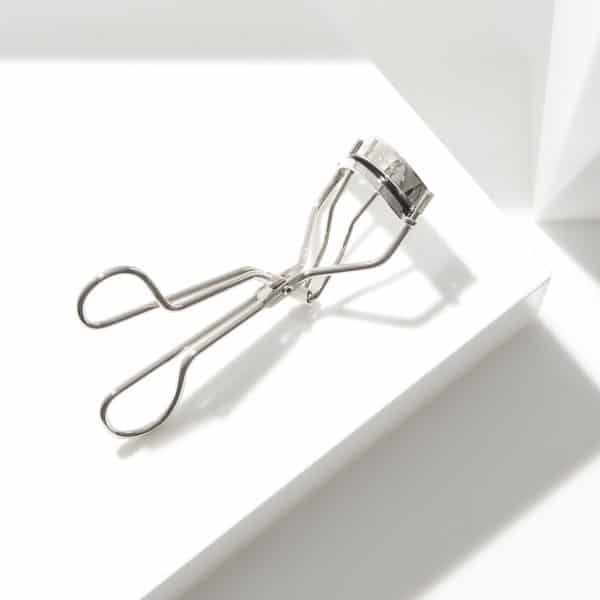 Lash Curler Lifestyle scaled 2